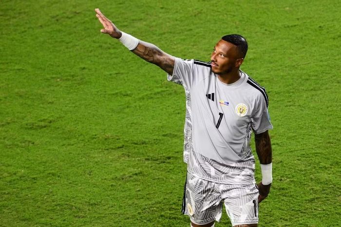 Eloy Room, thủ môn 37 tuổi, một tay mang về điểm số đầu tiên cho Curacao ở sân chơi World Cup. 7 năm trước, Room từng chạm trán tuyển Việt Nam của Quang Hải, Công Phượng, Văn Toàn, Anh Đức tại chung kết King's Cup 2019 tại Thái Lan. Đến tuổi 37, Room cùng Curacao lần đầu dự World Cup và tạo nên màn trình diễn xuất thần.