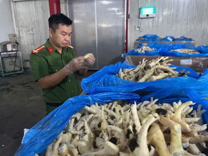Nhưng vì lợi nhuận, nên Nguyễn Thị Tố Loan đã bất chấp pháp luật mà bán số chân gà đó ra thị trường trong nước cho người tiêu dùng tại một số địa phương, như: Hà Nội, Lai Châu, Cao Bằng, Lạng Sơn, Ninh Bình, Hưng Yên, Quảng Ninh…