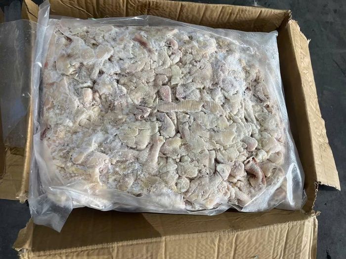 Tại kho đông lạnh An Việt 2 của Công ty TNHH An Việt Hà Nội (Khu Công nghiệp Quang Minh mở rộng, xã Quang Minh, TP Hà Nội) phát hiện hơn 1.000 tấn chân gà, trong đó có 260 tấn chân gà đông lạnh hết hạn sử dụng, bị mốc trắng và bốc mùi được bảo quản đông lạnh có dấu hiệu đưa ra thị trường tiêu thụ.