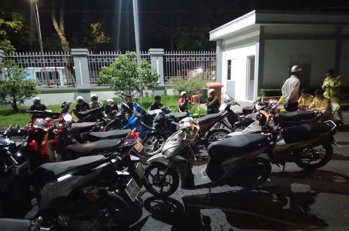 Lực lượng chức năng lập biên bản xử lý các trường hợp vi phạm.