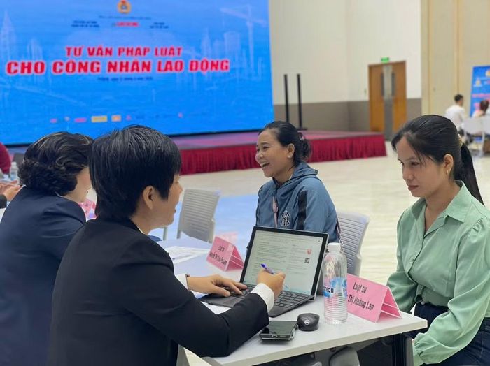 Nhiều công nhân được giải đáp thắc mắc trong công việc và cuộc sống thông qua các luật sư tại chương trình