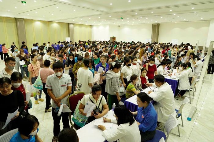 Hơn 2.000 công nhân tham gia khám bệnh tại chương trình