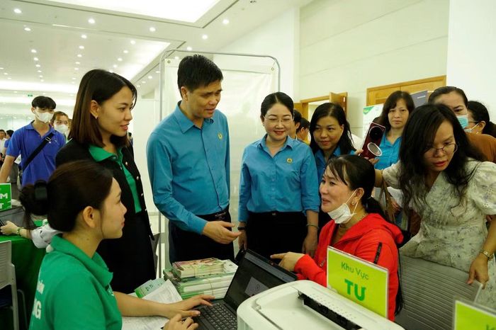 Ông Ngọ Duy Hiểu, Phó Bí thư Thường trực Đảng ủy, Phó Chủ tịch Thường trực Tổng LĐLĐ VN thăm hỏi các công nhân tại Ngày hội