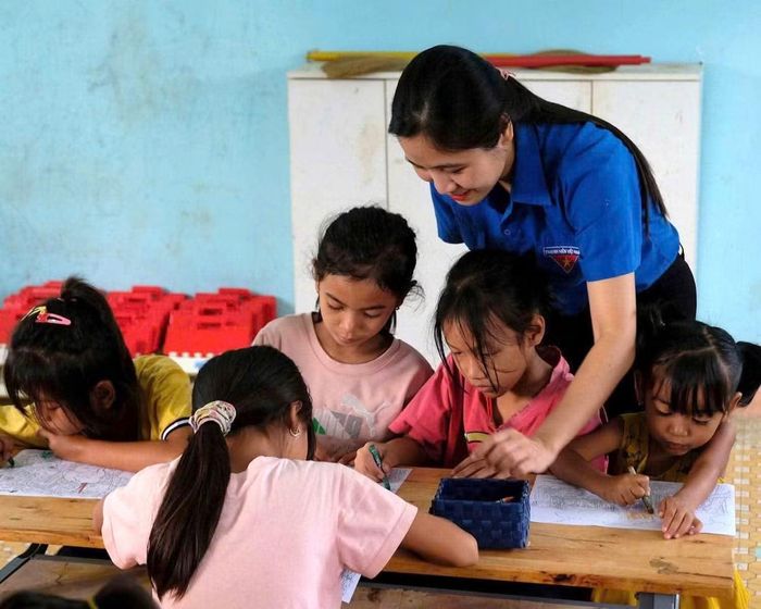 Chị Triệu Thị Mộng Huyền hướng dẫn các em thiếu nhi vẽ.