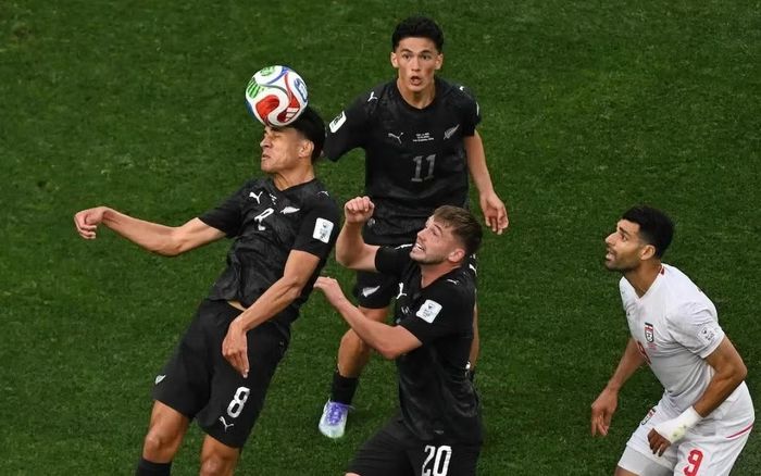 New Zealand (áo sẫm) đã có trận hòa đầy tiếc nuối với Iran trong ngày ra quân.