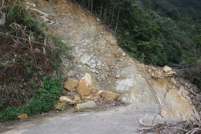 Đoạn đường bị chia cắt này nằm trên địa hình dốc lớn, nền đá phong hóa mạnh, lượng mưa cao quanh năm, nên tiềm ẩn nguy cơ tiếp tục sạt trượt.