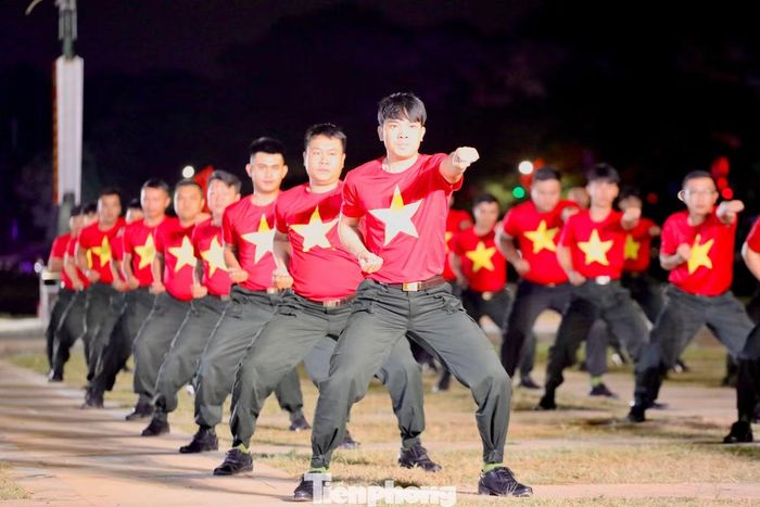 Các chiến sĩ Công an tỉnh Lâm Đồng biểu diễn võ thuật.