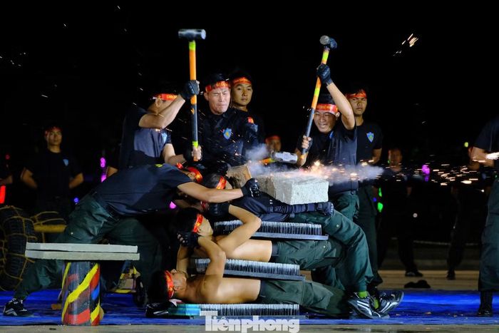 Nghẹt thở xem chiến sĩ nằm bàn đinh, đập vỡ đá.
