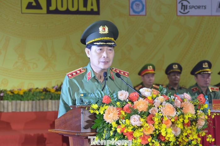 Thượng tướng Lê Quốc Hùng - Thứ trưởng Bộ Công an - phát biểu khai mạc hội thao.