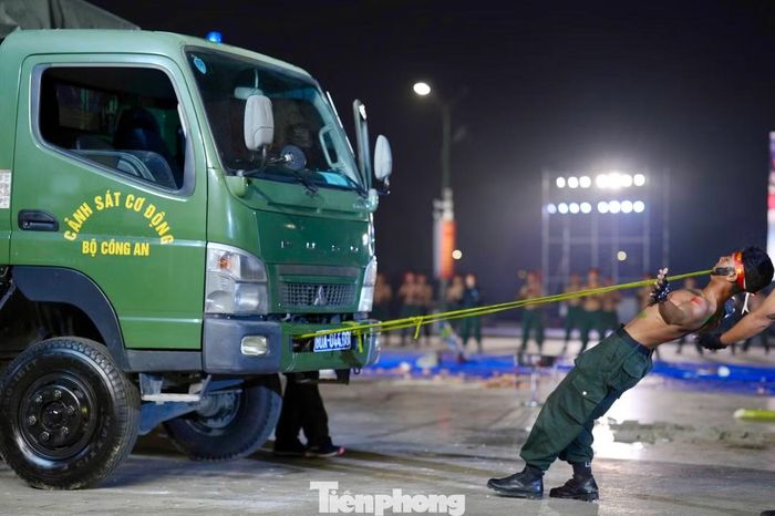 Dùng răng kéo xe tải.
