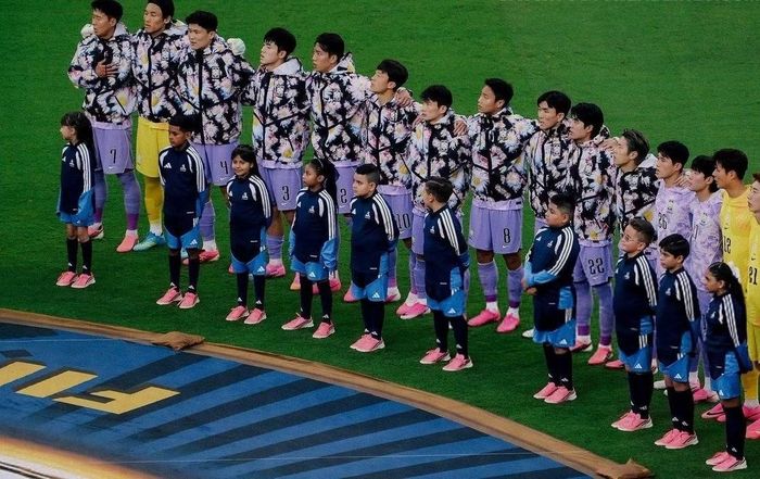  Lấy tên Tigers of Asia, bộ áo đấu của các cầu thủ Hàn Quốc kết hợp các yếu tố thiết kế đặc trưng của KFA với họa tiết hoa cúc biểu tượng của thương hiệu thời trang do G-Dragon sáng lập, qua đó tái hiện bản sắc bóng đá Hàn Quốc dưới góc nhìn thời trang đường phố. 