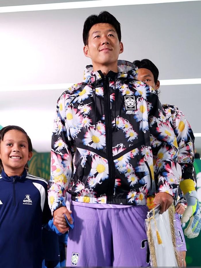  Ở giữa bông hoa, logo swoosh của Nike được cách điệu như răng hổ, nhấn mạnh tinh thần Tigers of Asia. 