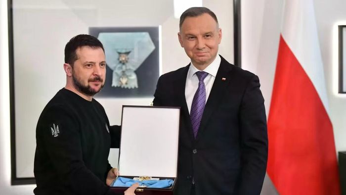 Huân chương Đại bàng Trắng của Ba Lan đã được Tổng thống Ba Lan khi đó là ông Andrzej Duda trao tặng cho ông Zelensky vào năm 2023. (Ảnh: EPA-EFE)