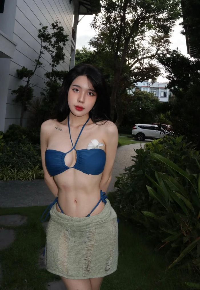 Cô có vóc dáng thon gọn nhờ duy trì chế độ tập luyện đều đặn. Bích Hạnh thường đăng tải những hình ảnh du lịch, nghỉ dưỡng và các hoạt động thường ngày bên gia đình, bạn bè.