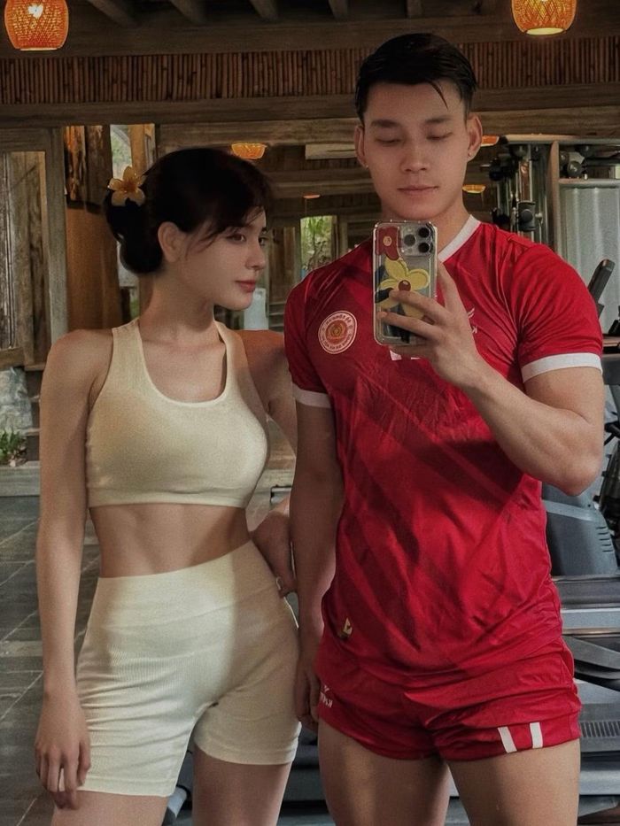 Hình ảnh đời thường của Bích Hạnh và Văn Thanh trong phòng tập. Cặp đôi tìm hiểu từ năm 2023 nhưng giữ kín chuyện tình cảm trong thời gian dài. Đến cuối năm 2024, cả hai công khai mối quan hệ trên mạng xã hội. Bạn gái cầu thủ tuyển Việt Nam gây chú ý nhờ thân hình săn chắc, cơ bụng số 11.