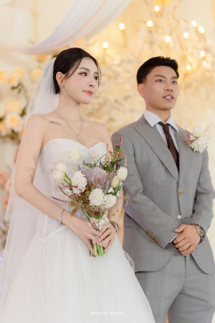 Bài đăng của Bích Hạnh về việc có con gái riêng đang được khán giả quan tâm. Cô dâu sinh năm 1993 chia sẻ nhiều đêm mất ngủ vì sợ con gái đọc bình luận tiêu cực trên mạng xã hội. Vì vậy, khoảnh khắc cô bé bước lên trao nhẫn cưới cho mẹ và Văn Thanh khiến Bích Hạnh xúc động, dấu hiệu cho thấy con đã sẵn sàng đón nhận gia đình mới.