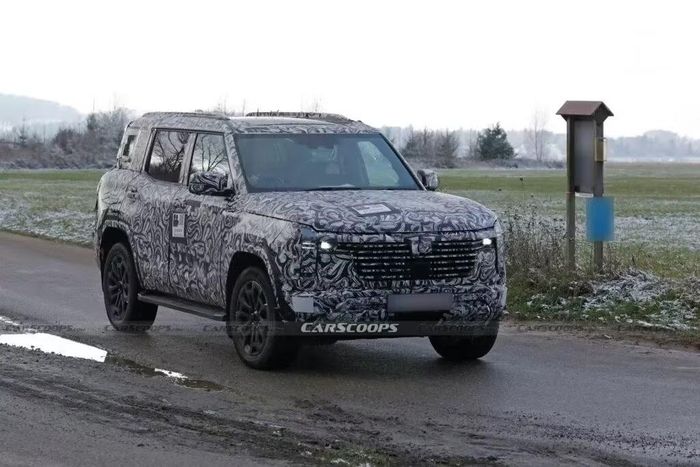 Nguyên mẫu Pajero thế hệ mới chạy thử. Ảnh: Carscoops