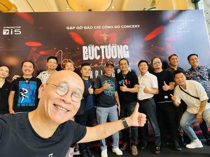 Kỷ niệm của nam nghệ sĩ cùng nhóm Bức tường.