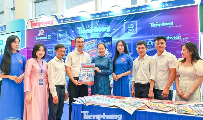 Bà Lâm Thị Phương Thanh - Ủy viên Trung ương Đảng, Bộ trưởng Bộ Văn hóa, Thể thao và Du lịch - chụp hình lưu niệm tại gian trưng bày Báo Tiền Phong.