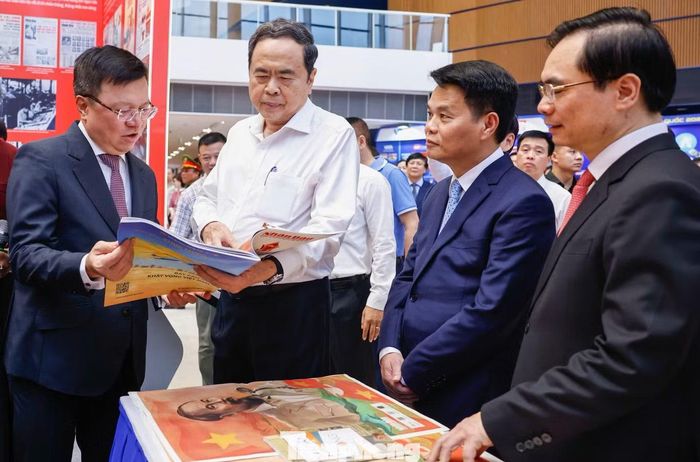 Chủ tịch Quốc hội Trần Thanh Mẫn dành thời gian tham quan không gian giới thiệu về chặng đường 101 năm Báo chí cách mạng Việt Nam, tìm hiểu các sản phẩm báo chí đa nền tảng, mô hình tòa soạn hội tụ và những ứng dụng công nghệ mới trong hoạt động báo chí.