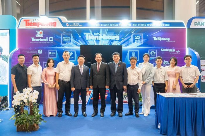 Các đồng chí Ủy viên Trung ương Đảng: Lê Quang Mạnh, Tổng Thư ký Quốc hội (đứng giữa); Nguyễn Đắc Vinh, Chủ nhiệm Ủy ban Văn hóa và Xã hội của Quốc hội (thứ 6 từ phải sang) và Trần Thanh Lâm, Phó trưởng ban Tuyên giáo và Dân vận Trung ương động viên cán bộ, phóng viên báo Tiền Phong.