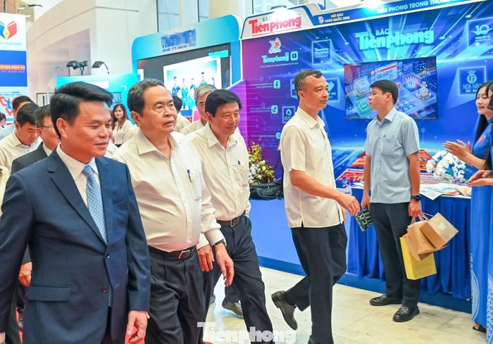 Chủ tịch Quốc hội trò chuyện, động viên đội ngũ những người làm báo, ghi nhận những nỗ lực đổi mới, sáng tạo của các cơ quan báo chí trong bối cảnh chuyển đổi số và phát triển báo chí đa nền tảng.