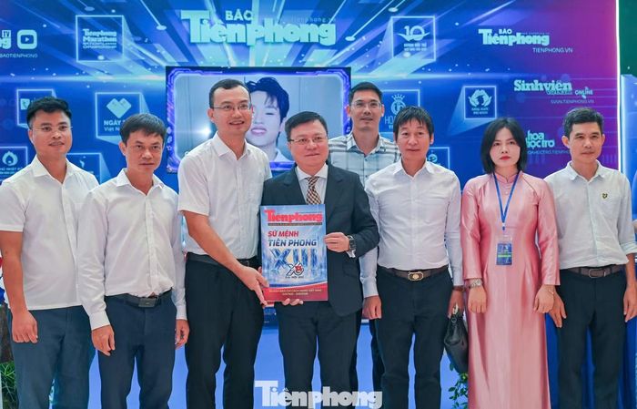 Nhà báo Lê Quốc Minh - Ủy viên Trung ương Đảng, Tổng Biên tập Báo Nhân Dân, Phó Trưởng Ban Tuyên giáo và Dân vận Trung ương, Chủ tịch Hội Nhà báo Việt Nam - và nhà báo Nguyễn Ngọc Tiến - Phó Tổng Biên tập Báo Tiền Phong tại gian trưng bày Báo Tiền Phong.