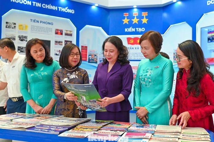 Phó Chủ tịch nước Võ Thị Ánh Xuân tham quan các gian trưng bày tại Hội Báo toàn quốc 2026.