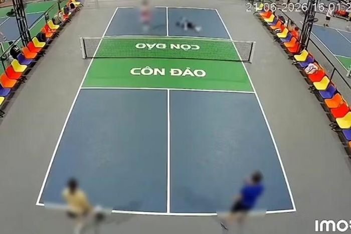 Người đàn ông bất tỉnh trên sân pickleball và tử vong sau đó. Ảnh cắt từ clip