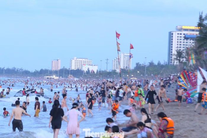 Càng về chiều, lượng người đi tắm biển Cửa Lò càng đông.