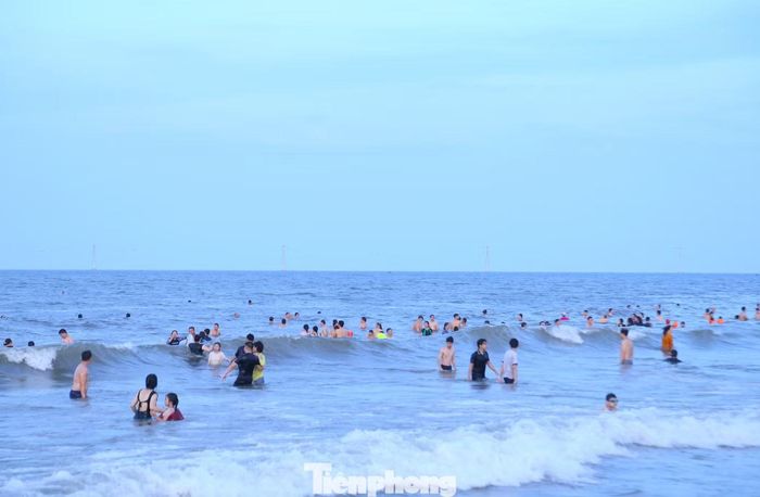 Là một trong những bãi biển đẹp và nổi tiếng nhất khu vực Bắc Trung Bộ, Cửa Lò sở hữu đường bờ biển dài khoảng 12km, nước biển trong xanh cùng bãi cát thoải, sạch đẹp. Hệ thống giao thông ngày càng thuận lợi với tuyến cao tốc Bắc - Nam phía Đông và tuyến đường ven biển đã giúp rút ngắn đáng kể thời gian di chuyển, đặc biệt đối với du khách từ Hà Nội và các tỉnh phía Bắc.