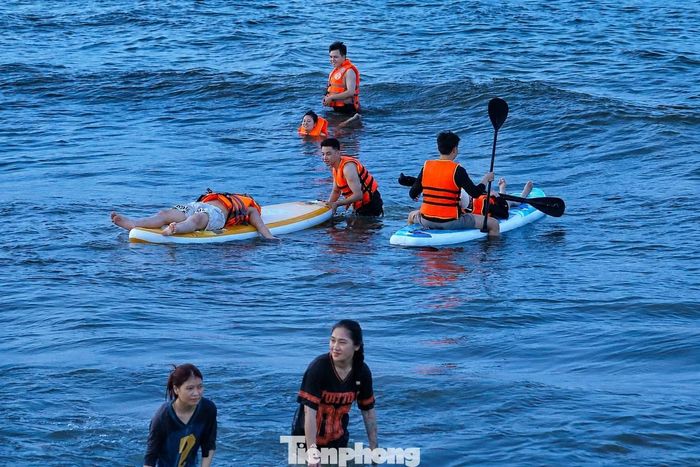Anh Nguyễn Văn Nam (du khách đến từ Thái Bình) cho biết: “Đây là lần đầu tiên tôi trải nghiệm chèo SUP ở biển Cửa Lò. Cảm giác khá thú vị khi được tự mình chèo trên mặt biển, ngắm toàn cảnh bãi biển từ ngoài khơi. Biển Cửa Lò sóng êm, nước trong nên rất phù hợp với hoạt động này”. Với mức giá thuê khoảng 200.000 đồng mỗi lượt, dịch vụ này đang thu hút đông đảo người trẻ và các nhóm khách du lịch.