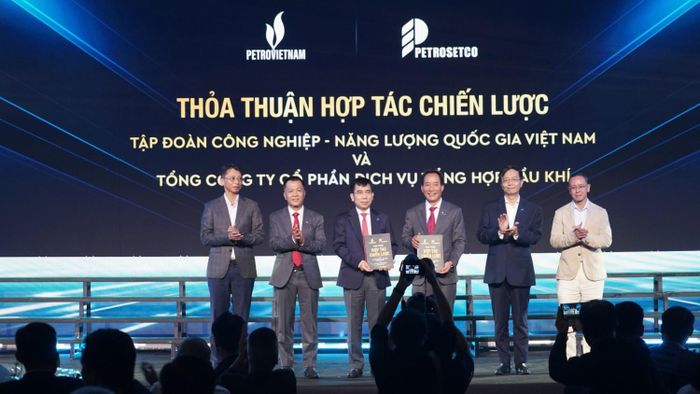 Petrovietnam và PETROSETCO trao thỏa thuận hợp tác chiến lược, mở ra giai đoạn đồng hành mới trong hệ sinh thái công nghiệp - năng lượng. Ảnh: Phó Tổng Giám đốc Petrovietnam Lê Xuân Huyên và Tổng Giám đốc PETROSETCO Vũ Tiến Dương trao thỏa thuận hợp tác dưới sự chứng kiến của Phó Bí thư thường trực Đảng ủy Petrovietnam Trần Quang Dũng; các Thành viên HĐTV Petrovietnam Trần Bình Minh, Trần Hồng Nam; và Chủ tịch HĐQT PETROSETCO Phùng Tuấn Hà