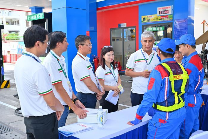 Ban Giám khảo trao đổi, phổ biến nội dung với các đội trước phần thi bán hàng