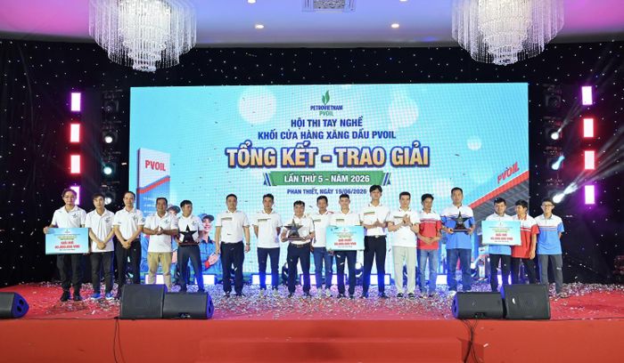 Lãnh đạo PVOIL trao giải Nhất và hai giải Nhì tại Hội thi