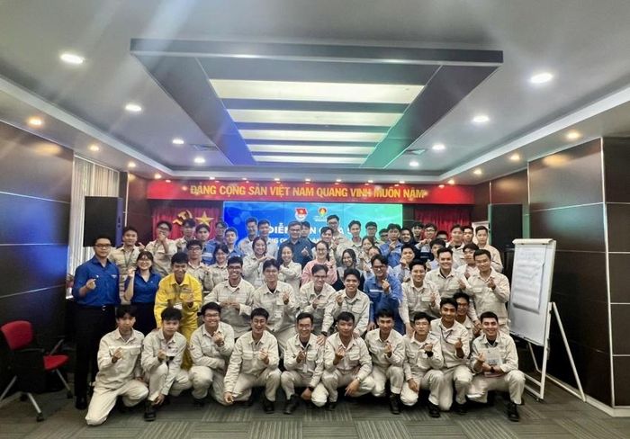 Giảng viên và các học viên tại buổi training ngày 19/6.
