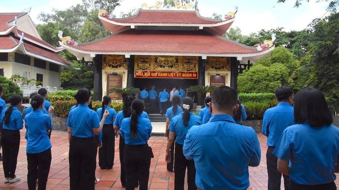 Nhà Bia ghi danh liệt sĩ.
