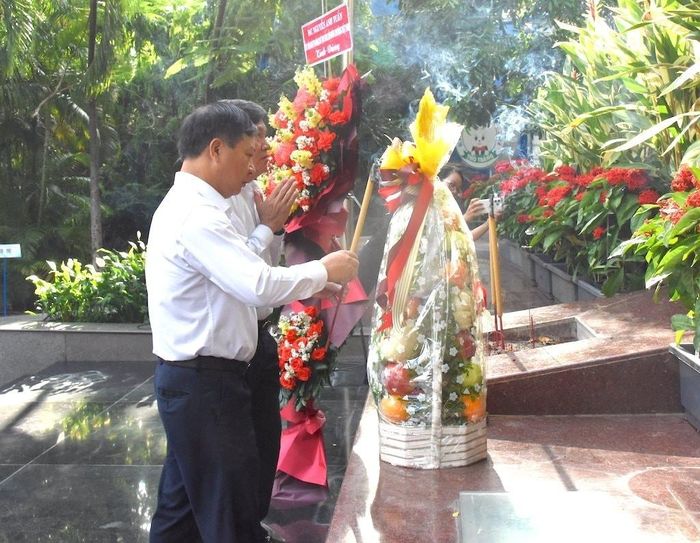 Dâng hương tưởng nhớ Anh hùng liệt sĩ.