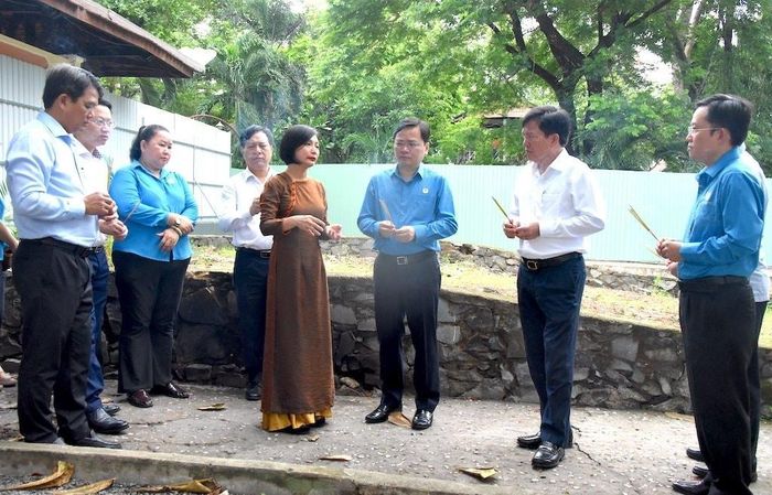 Các đại biểu trao đổi về việc tìm kiếm hài cốt liệt sĩ ở Công viên Lê Thị Riêng.