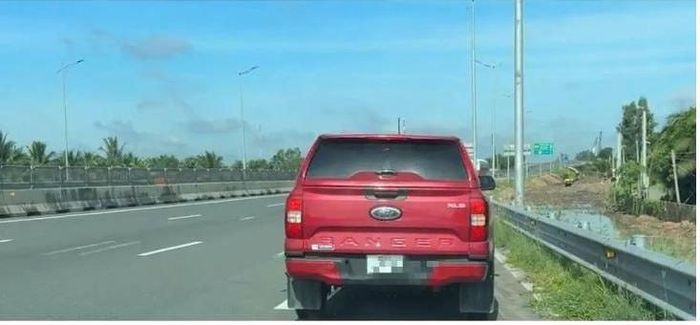 Tài xế dừng xe sai quy định trên cao tốc.