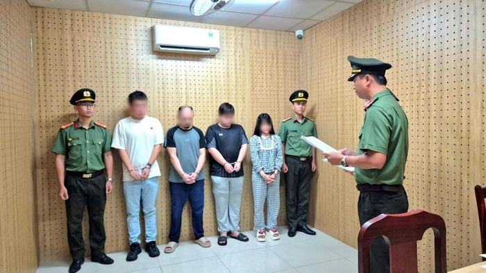 Các đối tượng bị bắt và bị khởi tố vì tội Tổ chức cho người khác ở lại Việt Nam trái phép.