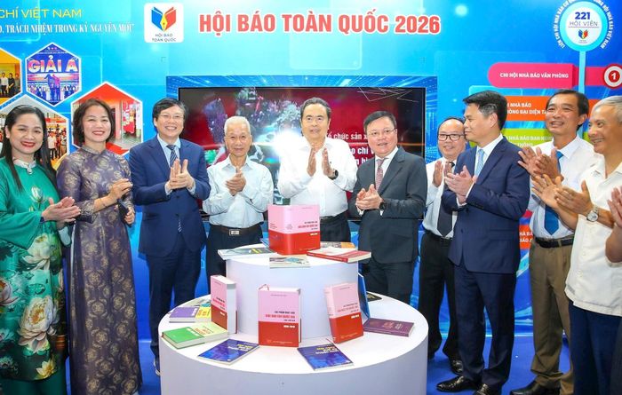 Chủ tịch Quốc hội tìm hiểu không gian giới thiệu chặng đường 101 năm Báo chí cách mạng Việt Nam.