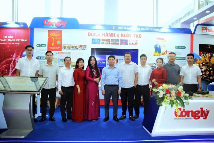 Bí thư Chi bộ, Tổng Biên tập Trần Đức Vinh cùng các nhà báo, PV Báo Công lý tại không gian trưng bày mang chủ đề “Đồng hành và kiến tạo” đạt giải B tại Hội Báo toàn quốc 2026.
