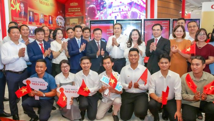 Chủ tịch Quốc hội Trần Thanh Mẫn đánh giá cao sự chuẩn bị chu đáo, sáng tạo và ấn tượng của các cơ quan báo chí tham dự Hội Báo toàn quốc 2026.