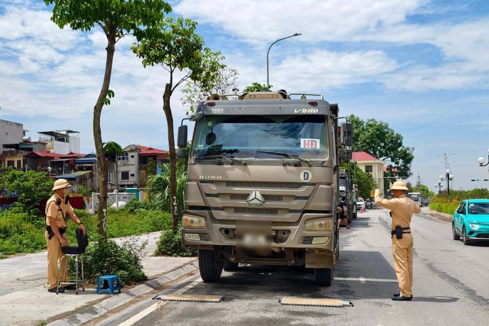 Trường hợp xe có dấu hiệu chở quá tải được cân tải tại chỗ.
