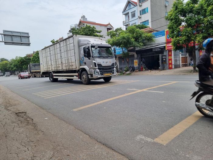 Đối với cầu, đường, việc thường xuyên phải chịu tải trọng vượt thiết kế làm giảm tuổi thọ công trình.