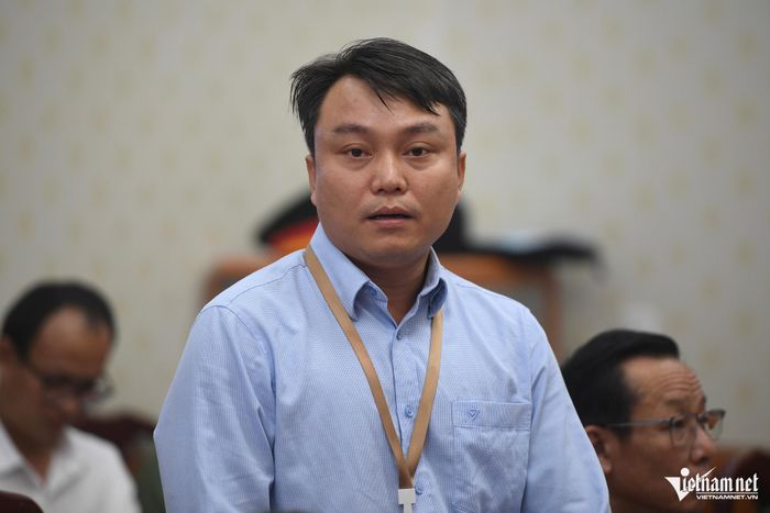 PGS.TS Lê Văn Anh Cường thông tin về công tác khảo sát phục vụ tìm kiếm, quy tập hài cốt liệt sĩ tại Công viên Lê Thị Riêng. Ảnh: Nguyễn Huế