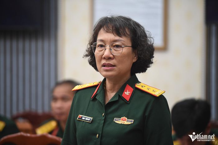 Thượng tá Phạm Thị Thanh Vân, Viện Thiết kế (Tổng cục Hậu cần - Kỹ thuật, Bộ Quốc phòng) báo cáo kết quả khảo sát. Ảnh: Nguyễn Huế