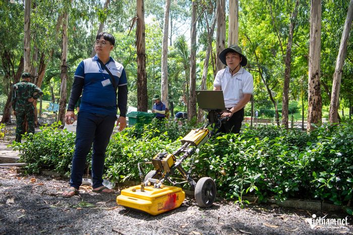 Các nhóm nghiên cứu thực hiện công tác đo ra-đa xuyên đất. Ảnh: Tuấn Hùng