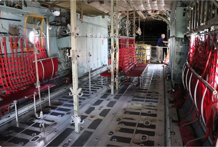 Bên trong máy bay vận tải C-130. Ảnh: Business Insider